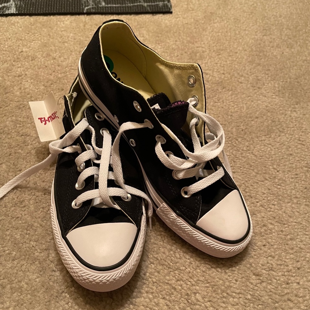 NWT Converse Women's Low top BRAND NEW